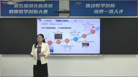 主讲教师张琦在比赛现场 主讲教师张琦在比赛现场